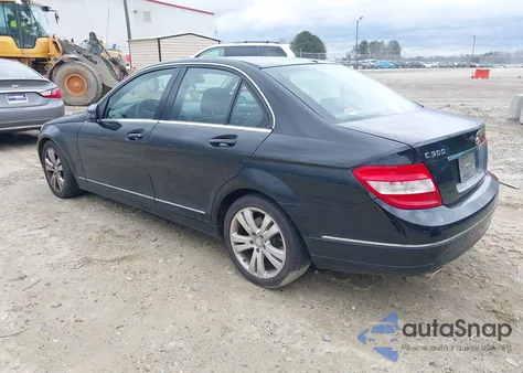 2011 Mercedes-Benz C 300 Luxury/Sport z USA, uszkodzony, nr VIN WDDGF5EB6BA476437